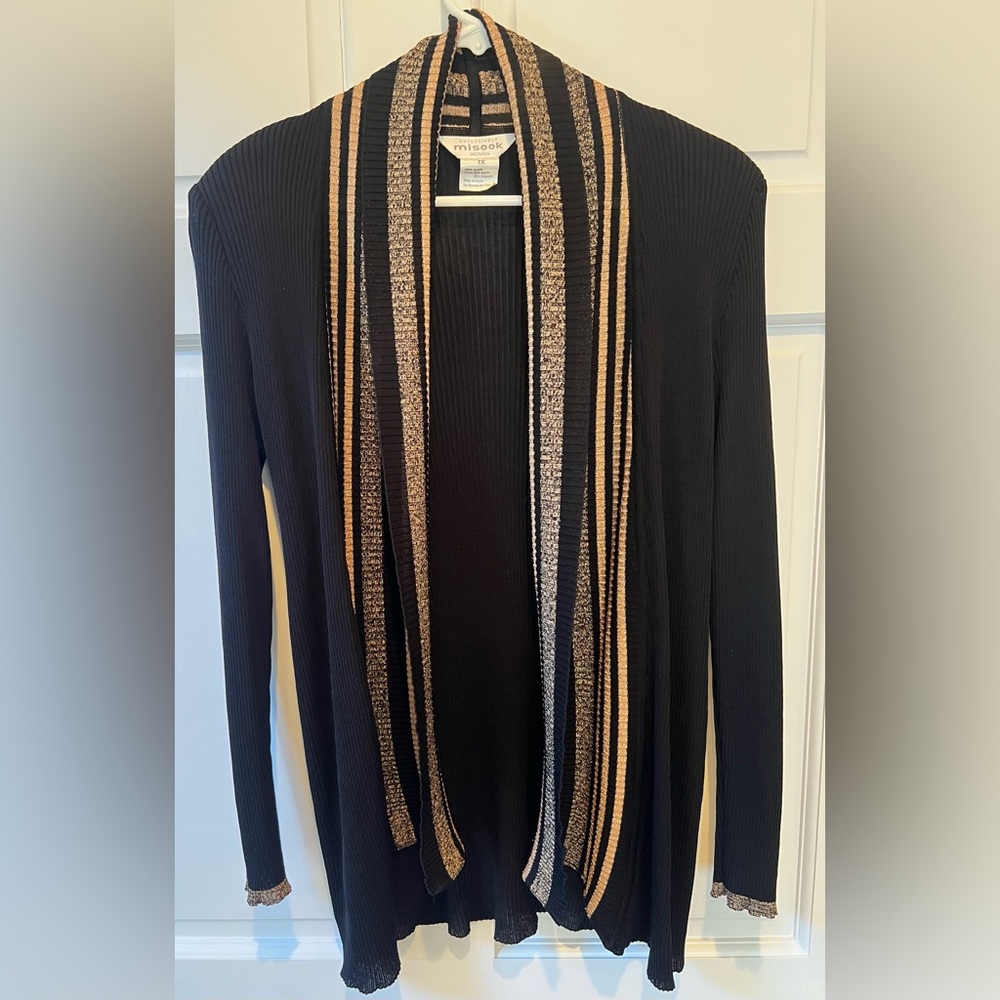 Exclusively Misook Woman ribbed cardigan duster in black and gold, Size 1X